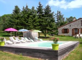 Maison charmante à Saint-Cirq avec piscine privée，位于Saint-Cirq的酒店