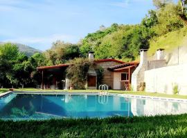 Elegant Villa with Panoramic Views in Caniçada，位于卡尼萨达的酒店