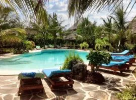 Spacious accessible house in Watamu shared pool