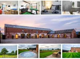 Sleeps 28 I Luxurious 3-Barn Retreat I 3 Hot Tubs I Games room