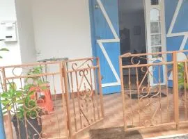 Maison confortable à Pointe-Noire avec balcon et vue sur jardin.