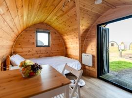 Camping Pods, Stowford Farm Meadows，位于Bittadon的酒店