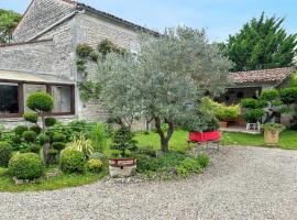 Maison de charme à Sigogne, proche de Cognac, barbecue inclus.，位于Sigogne的酒店