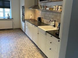 Large 1st floor apartment，位于厄斯莱乌的酒店