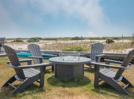 North Truro Beachfront Cottage with Cozy Backyard，位于特鲁罗的酒店