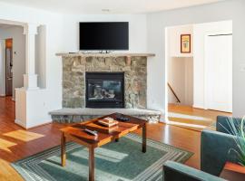 Spacious 3BR House, Hot Tub, Firepit, Ski Access!，位于Emerald Lakes的公寓