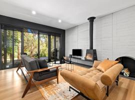 Romantic Lakefront Luxury - Spa Bath, Fireplace, King Bed，位于戴尔斯福特的酒店