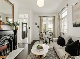 Narraweema Guesthouse - Historic Luxury BnB Retreat