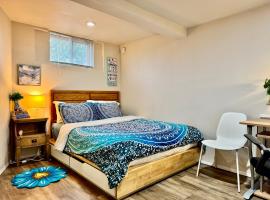 Cozy Private Room with Shared Bathroom on the 1st Floor - Conveniently Located near SeaTac Airport and Downtown，位于西雅图的酒店