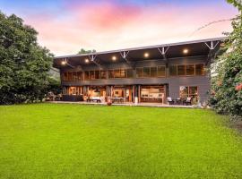 Luxury on Lake Tinaroo Lakefront Living，位于云加布拉的酒店