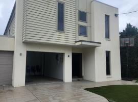 Chevron Island Holiday Home Surfers Paradise Gold Coast，位于黄金海岸的酒店