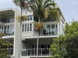 Island Romance or Family & Pool，位于耐莉湾的带按摩浴缸的酒店
