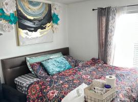 Comfortable and serene King Bedroom within a home，位于哥伦布的酒店