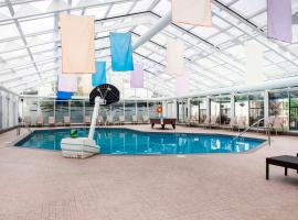 Quality Inn and Conference Centre，位于彭布罗克的酒店