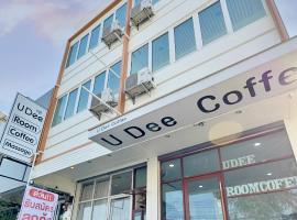 由迪伊客房和咖啡酒店，位于北碧的酒店