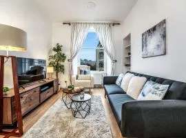 Cozy Central 2 Bed Apt with Great View - Parking