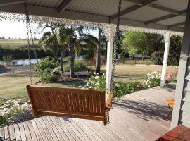 Bylands Cottage Historic Home - Tambo river views and pet friendly，位于Swan Reach的酒店