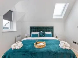 Deluxe 2-Bedroom Saarb Apartment, Leatherhead