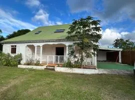 Maison confortable avec jardin à Lamentin