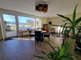 Ferienwohnung mit Garten und Bergblick，位于特劳恩施泰因的酒店