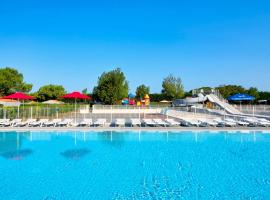 Domaine Résidentiel de Plein Air Les Ilates，位于Loix的酒店