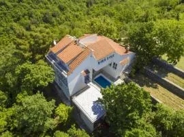 Nature View Spacious Five Bedroom Villa, Pool