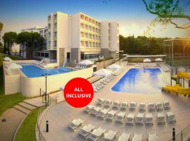 Family Hotel Adria - All inclusive，位于比奥格勒·纳·莫鲁的酒店
