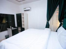 Cupid's Corner Luxury Hotel and Apartments，位于Benin City的酒店