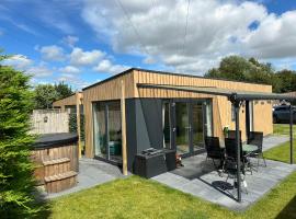 Vakantie Chalet met hottub in Ibiza stijl te Zeeland，位于heinkenszand的酒店