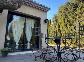 Maison provençale proche du lac，位于Codolet的酒店