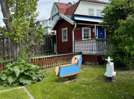 Enkel stuga med fin innergård