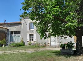 Chez Eug&egrave;ne et Val&eacute;rie，位于Saint-Cybardeaux的带热水浴缸的酒店