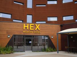 Hex Wildlife Hotel at Yorkshire Wildlife Park，位于唐克斯特的酒店