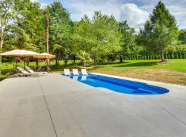 West Union Home with Saltwater Pool on 2 Acres!，位于Walhalla的酒店