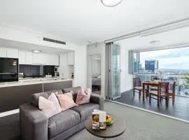 Great Value CBD 2 Beds Apt Free Carpark Pool and Gym