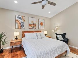 Spacious Cozy and Furnished Bedroom Private Bathroom, Close to Everything，位于里诺的酒店
