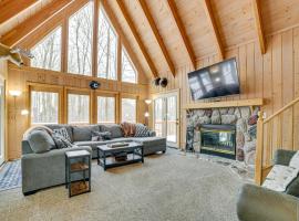 Less Than 1 Mi to Nubs Nob Ski Cabin with Sauna and Deck!，位于哈伯斯普林斯的酒店