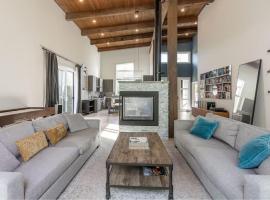 Large Modern Home in Squamish，位于斯阔米什的酒店