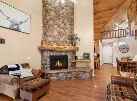 Resort Style Pine Top Cabin, Deck Views and Sleeps 12