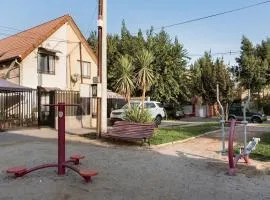 1 o 2 Dormitorios pequeños, 1 baño privado, estacionamiento, cerca aeropuerto, metro Pajaritos