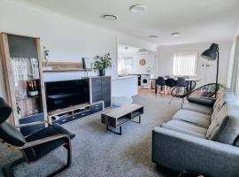 Stylish home with hot tub and ping pong table!，位于辛格尔顿的酒店