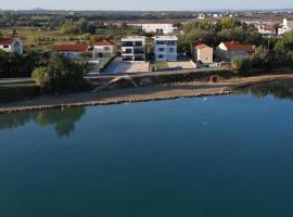 Apartments by the sea Nin, Zadar - 23664，位于Nin的酒店