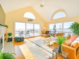 Bayfront Home in Patchogue with Deck and Fishing Dock，位于帕乔格的酒店