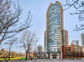 Cozy Condo! Central Location! Plus One Free Parking!，位于温哥华的酒店