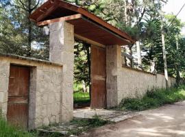 Large Estate in Valle de Angeles, Tegucigalpa，位于安赫莱斯镇的酒店