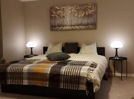 The Cloudberry Hostel，位于奈索克的带泳池的酒店