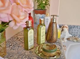 Holiday Oasis with Private Hammam-style Bath, Mini Golf，位于Chóra的酒店