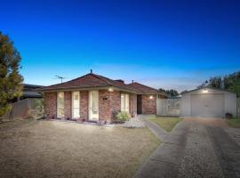 Sunny & Spacious Home in Melton，位于梅尔顿的酒店