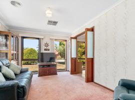 Sunny & Spacious Home in Melton，位于梅尔顿的酒店