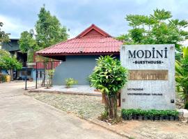 MODiNi GUESTHOUSE，位于Ban Pak Chong Noi的酒店